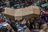 Ribuan buruh melakukan aksi unjuk rasa di lapangan Merdeka, Sukabumi, Jawa Barat, Rabu (7/10/2020). Aksi tersebut merupakan penolakan buruh terhadap pengesahan UU Cipta Kerja yang telah disahkan oleh DPR. ANTARA JABAR/Iman Firmansyah/agr 