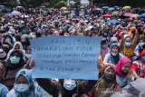 Ribuan buruh melakukan aksi unjuk rasa di lapangan Merdeka, Sukabumi, Jawa Barat, Rabu (7/10/2020). Aksi tersebut merupakan penolakan buruh terhadap pengesahan UU Cipta Kerja yang telah disahkan oleh DPR. ANTARA JABAR/Iman Firmansyah/agr 