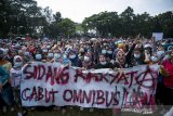 Ribuan buruh melakukan aksi unjuk rasa di lapangan Merdeka, Sukabumi, Jawa Barat, Rabu (7/10/2020). Aksi tersebut merupakan penolakan buruh terhadap pengesahan UU Cipta Kerja yang telah disahkan oleh DPR. ANTARA JABAR/Iman Firmansyah/agr 