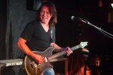 Gitaris legenda Eddie Van Halen meninggal dunia setelah berjuang melawan kanker