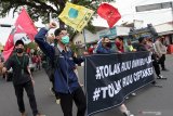 Mahasiswa dari Aliansi Blitar Bergerak melakukan aksi longmarch menuju kantor DPRD Kota Blitar saat berunjukrasa menolak pengesahan UU Ciptakerja di Kota Blitar, Jawa Timur, Kamis (8/10/2020). Mahasiswa gabungan dari GmnI, PMII, HMI dan IMM tersebut UU Ciptaker yang barusaja disahkan oleh DPR RI, untuk dicabut karena dianggap tidak memihak kepada rakyat. Antara Jatim/Irfan Anshori/zk.