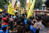 Mahasiswa dari berbagai organisasi terlibat saling dorong dengan anggota polisi saat berunjuk rasa di depan kantor DPRD Kota Kediri, Jawa Timur, Kamis (8/10/2020). Aksi ratusan mahasiswa tersebut menuntut dicabutnya pengesahan UU Cipta Kerja yang dinilai merugikan masyarakat kecil. Antara Jatim/Prasetia Fauzani/zk.