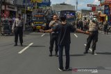 Polisi menghalau mahasiswa karena menutup akses Jalan Hz Mustofa Kota Tasikmalaya saat demo menolak pengesahan UU Cipta Kerja di Jawa Barat, Kamis (8/10/2020). ANTARA JABAR/Adeng Bustomi/agr