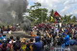 Mahasiswa menggelar aksi unjuk rasa menolak pengesahan UU Cipta Kerja di Kantor Setda di Singaparna, Kabupaten Tasikmalaya, Jawa Barat, Kamis (8/10/2020). ANTARA JABAR/Adeng Bustomi/agr