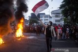 Mahasiswa melakukan aksi unjuk rasa menolak Undang-Undang Cipta Kerja di depan Gedung DPRD Jawa Barat, Bandung, Jawa Barat, Kamis (8/10/2020). ANTARA JABAR/Novrian Arbi/agr