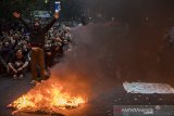 Pengunjuk rasa membakar ban saat unjuk rasa menolak UU Cipta Kerja di Bandung, Jawa Barat, Kamis (8/10/2020). Unjuk rasa yang diikuti berbagai elemen tersebut berakhir ricuh dan sejumlah fasilitas umum rusak. ANTARA JABAR/M Agung Rajasa/agr