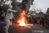 Pengunjuk rasa membakar ban saat unjuk rasa menolak UU Cipta Kerja di Bandung, Jawa Barat, Kamis (8/10/2020). Unjuk rasa yang diikuti berbagai elemen tersebut berakhir ricuh dan sejumlah fasilitas umum rusak. ANTARA JABAR/M Agung Rajasa/agr