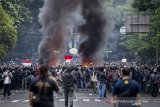 Pengunjuk rasa membakar ban saat unjuk rasa menolak UU Cipta Kerja di Bandung, Jawa Barat, Kamis (8/10/2020). Unjuk rasa yang diikuti berbagai elemen tersebut berakhir ricuh dan sejumlah fasilitas umum rusak. ANTARA JABAR/M Agung Rajasa/agr