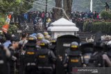 Pengunjuk rasa melempar batu saat unjuk rasa menolak UU Cipta Kerja di Bandung, Jawa Barat, Kamis (8/10/2020). Unjuk rasa yang diikuti berbagai elemen tersebut berakhir ricuh dan sejumlah fasilitas umum rusak. ANTARA JABAR/M Agung Rajasa/agr