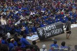 Mahasiswa melakukan aksi teatrikal saat unjuk rasa menolak Undang-Undang Cipta Kerja di depan Gedung Pemerintah Daerah Kabupaten Karawang, Karawang, Jawa Barat, Kamis (8/10/2020). Aksi tersebut sebagai bentuk protes mahasiswa atas pengesahan Undang-Undang Cipta Kerja dan mendesak pemerintah segera mencabut Undang-Undang Cipta Kerja. ANTARA JABAR/M Ibnu Chazar/agr