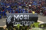 Ratusan mahasiswa melakukan aksi unjuk rasa menolak Undang-Undang Cipta Kerja di depan Gedung Pemerintah Daerah Kabupaten Karawang, Karawang, Jawa Barat, Kamis (8/10/2020). Aksi tersebut sebagai bentuk protes mahasiswa atas pengesahan Undang-Undang Cipta Kerja dan mendesak pemerintah segera mencabut Undang-Undang Cipta Kerja. ANTARA JABAR/M Ibnu Chazar/agr