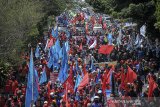 Ribuan buruh dan mahasiswa melakukan aksi blokir jalan nasional Bandung-Garut-Tasikmalaya menuju Gerbang Tol Cileunyi di Rancaekek, Kabupaten Bandung, Jawa Barat, Kamis (8/10/2020). Aksi tersebut merupakan buntut dari penolakan buruh dan mahasiswa terhadap pengesahan UU Cipta Kerja yang telah disahkan oleh DPR. ANTARA JABAR/Raisan Al Farisi/agr