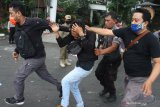 Polisi berpakaian preman mengamankan seorang pendemo saat unjuk rasa menolak Undang-undang Cipta Kerja atau Omnibus Law di Malang, Jawa Timur, Kamis (8/10/2020). Selain mengakibatkan puluhan polisi serta pendemo luka-luka, unjuk rasa tersebut juga menyebabkan sejumlah kendaraan rusak dan beberapa diantaranya dibakar oleh massa. Antara Jatim/Ari Bowo Sucipto/zk.