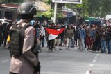 Polisi menghalau pendemo dengan gas air mata saat unjuk rasa menolak Undang-undang Cipta Kerja atau Omnibus Law di jalan Kertanegara, Malang, Jawa Timur, Kamis (8/10/2020). Selain mengakibatkan puluhan polisi serta pendemo luka-luka, unjuk rasa tersebut juga menyebabkan sejumlah kendaraan rusak dan beberapa diantaranya dibakar oleh massa. Antara Jatim/Ari Bowo Sucipto/zk.