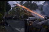 Petugas kepolisian membubarkan pengunjuk rasa yang mengikuti aksi Bali Tidak Diam di kawasan Jalan Sudirman, Denpasar, Bali, Kamis (8/10/2020). Aksi yang dilakukan untuk menolak Undang-Undang Cipta Kerja tersebut berakhir ricuh saat massa dibubarkan petugas karena telah melewati batas waktu yang ditentukan. ANTARA FOTO/Fikri Yusuf/nym