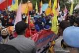 Mahasiswa menggelar aksi unjuk rasa di depan gedung DPRD Kabupaten Mojokerto, Jawa Timur, Kamis (08/10/2020). Dalam aksinya massa mendesak Presiden Joko Widodo untuk segera menerbitkan Peraturan Pemerintah Pengganti Undang-Undang Cipta Kerja atau Perppu karena dianggap tidak berpihak kepada pekerja. Antara Jatim/Syaiful Arif/zk.