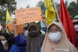 Mahasiswa menggelar aksi unjuk rasa di depan gedung DPRD Kabupaten Mojokerto, Jawa Timur, Kamis (08/10/2020). Dalam aksinya massa mendesak Presiden Joko Widodo untuk segera menerbitkan Peraturan Pemerintah Pengganti Undang-Undang Cipta Kerja atau Perppu dianggap tidak berpihak kepada pekerja. Antara Jatim/Syaiful Arif/zk.