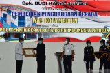 Menhub Kunjungi Politeknik Perkeretaapian Indonesia. Menteri Perhubungan Budi Karya Sumadi (kiri) menyerahkan piagam penghargaan kepada Walikota Madiun Maidi saat melakukan kunjungan kerja di Politeknik Perkeretaapian Indonesia (PPI) di Kota Madiun, Jawa Timur, Kamis (8/10/2020). Kunjungan Menteri Budi Karya Sumadi ke PPI dalam rangka pemberian penghargaan kepada Wali Kota Madiun Maidi dan PPI yang telah mendukung upaya memajukan perkeretaapian di Indonesia. Antara Jatim/Siswowidodo