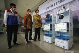 Rektor Institut Teknologi Sepuluh Nopember Surabaya (ITS) Mochamad Ashari (kanan) menjelaskan tentang robot RAISA kepada GM PT Pertamina MOR V Jatimbalinus, Sasongko (kiri) dan Direktur RS Islam Surabaya Samsul Arifin (tengah) saat serah terima robot RAISA di Gedung Pusat Robotika ITS, Surabaya, Jawa Timur, Kamis (8/10/2020). Robot RAISA yang dapat membawa makanan, peralatan medis dan obat-obatan pesanan PT Pertamina MOR V Jatimbalinus tersebut untuk disumbangkan kepada pihak RS Islam Surabaya guna membantu tenaga kesahatan dalam melakukan pelayanan sekaligus mengurangi interaksi langsung dengan pasien COVID-19. Antara Jatim/Moch Asim/zk.