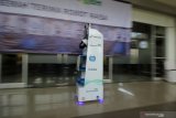 Robot RAISA buatan Institut Teknologi Sepuluh Nopember (ITS) berjalan saat diuji coba pada acara serah terima di Gedung Pusat Robotika ITS, Surabaya, Jawa Timur, Kamis (8/10/2020). Robot RAISA yang dapat membawa makanan, peralatan medis dan obat-obatan pesanan PT Pertamina MOR V Jatimbalinus tersebut untuk disumbangkan kepada pihak RS Islam Surabaya guna membantu tenaga kesahatan dalam melakukan pelayanan sekaligus mengurangi interaksi langsung dengan pasien COVID-19. Antara Jatim/Moch Asim/zk.