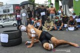 Aktivis mahasiswa, seniman dan pegiat lingkungan menggelar aksi teatrikal di Tugu Asmaul Husna, Kota Tasikmalaya, Jawa Barat, Jumat (9/10/2020). Aksi tersebut menuntut dibatalkannya UU Cipta Kerja karena dinilai berpotensi memunculkan kapitalisasi pendidikan dan kebudayaan serta hilangnya pasal yang melindungi kearifan lokal masyarakat adat dan mengurangi hak informasi atas perizinan suatu wilayah. ANTARA JABAR/Adeng Bustomi/agr