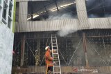 Empat ruko di Komplek Maya belakang Grand Theater Senen Jakarta ikut terbakar