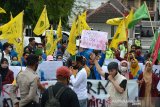 Sejumlah Ormas Kemasyarakatan Pemuda (OKP) mengusung spanduk dan poster saat menggelar aksi menolak Undang Undang Cipta Kerja di DPR Aceh, Banda Aceh, Aceh, Jumat (9/10/2020). Sejumlah OKP mendesak DPR Aceh dan Pemerintah di daerah itu menolak Undang-Undang Cipta Kerja yang disahkan DPR dan tetap menggunakan qanun (peraturan) Aceh tentang ketenaga kerjaan sebagai kekhususan Aceh. Antara Aceh/Ampelsa.
