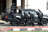 Pasukan Raider Kodam Iskandar Muda melakukan penyerangan saat pembebasan sandera dari kelompok teroris di kantor Pemerintah Aceh, Banda Aceh, Aceh, Jumat (9/10/2020). Latihan tersebut dalam upaya memantapkan kesiapan dan kemampuan prajurit dalam tugas operasi khusus penanganan aksi teroris yang dapat mengancam keamanan negara. Antara Aceh/Ampelsa.