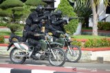 Pasukan Raider Kodam Iskandar Muda melakukan penyerangan saat pembebasan sandera dari kelompok teroris di kantor Pemerintah Aceh, Banda Aceh, Aceh, Jumat (9/10/2020). Latihan tersebut dalam upaya memantapkan kesiapan dan kemampuan prajurit dalam tugas operasi khusus penanganan aksi teroris yang dapat mengancam keamanan negara. Antara Aceh/Ampelsa.