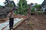 Polisi memantau situasi di sekitar tembok Rutan Kelas IIB Bangli yang roboh, Sabtu (10/10/2020). Tembok rutan tersebut roboh sepanjang 42 meter dan menyebabkan rumah dinas rutan mengalami kerusakan karena guyuran hujan deras sejak Jumat (9/10/2020). Bali Antaranews/Polres Bangli/nym.