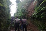 Polisi memantau tanah longsor di kawasan Bukit Pekuwon Bangli, Sabtu (10/10/2020). Bali Antaranews/Polres Bangli/nym.