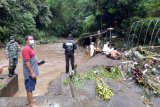 Aparat TNI dan Polisi memantau kerusakan obyek wisata pemandian religius Tirta Sudamala, Bangli, yang diterjang air bah, Sabtu (10/10/2020). Bali Antaranews/Polres Bangli/nym