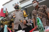 Polisi menunjukkan barang bukti saat ungkap kasus perusakan fasilitas umum di Polrestabes Surabaya, Jawa Timur, Jumat (9/10/2020). Polrestabes Surabaya mengembalikan 231 anak kepada keluarganya dari 253 orang yang ditangkap saat unjuk rasa buruh Tolak UU Cipta Kerja pada Kamis (8/10/2020), sedangkan 22 orang sisanya ditetapkan menjadi tersangka atas kasus dugaan perusakaan fasilitas umum. Antara Jatim/Didik/Zk