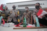 Polisi menunjukkan barang bukti saat ungkap kasus perusakan fasilitas umum di Polrestabes Surabaya, Jawa Timur, Jumat (9/10/2020). Polrestabes Surabaya mengembalikan 231 anak kepada keluarganya dari 253 orang yang ditangkap saat unjuk rasa buruh Tolak UU Cipta Kerja pada Kamis (8/10/2020), sedangkan 22 orang sisanya ditetapkan menjadi tersangka atas kasus dugaan perusakaan fasilitas umum. Antara Jatim/Didik/Zk