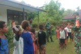 Satgas TMMD Boven Digoel ajari permainan anak-anak Kampung Kakuna