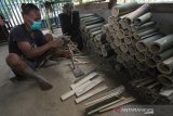 Pekerja membuat tusuk sate dari bambu di Kelompok Tani Hutan (KTH) Lestari Pariangan di Desa Batu Bini Kecamatan Loksado, Kabupaten Hulu Sungai Selatan, Kalimantan Selatan, Minggu (11/10/2020). Pemerintah Provinsi Kalimantan Selatan melalui Dinas Kehutanan Provinsi Kalimantan Selatan memiliki strategi pemanfaatan kawasan hutan dengan konsep pelestarian lingkungan adalah pengembangan Hasil Hutan Bukan Kayu (HHBK), saat ini berbagai produk HHBK mulai dipasarkan melalui pasar online. Foto Antaranews Kalsel/Bayu Pratama S.