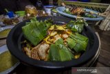 Sajian saat ritual Seserahan Hutan di Balai Adat di Objek Wisata Batu Balian, Desa Pa'au, Kecamatan Aranio, Kabupaten Banjar, Kalimantan Selatan, Sabtu (3/10/2020). Ritual Seserahan Hutan dilakukan oleh masyarakat adat Desa Pa'au untuk melestarikan budaya warisan nenek moyang. Foto Antaranews Kalsel/Bayu Pratama S.