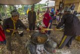 Warga adat desa Pa'au menyiapkan sajian untuk ritual Seserahan Hutan di Objek Wisata Batu Balian, Desa Pa'au, Kecamatan Aranio, Kabupaten Banjar, Kalimantan Selatan, Sabtu (3/10/2020). Ritual Seserahan Hutan dilakukan oleh masyarakat adat Desa Pa'au untuk melestarikan budaya warisan nenek moyang. Foto Antaranews Kalsel/Bayu Pratama S.