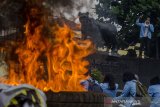 Mahasiswa yang tergabung dari berbagai kampus  melakukan aksi unjuk rasa di depan Kantor Polrestabes Kota Bandung, Bandung, Jawa Barat, Senin (12/10/2020). Aksi tersebut sebagai bentuk protes dan kecaman terhadap tindakan represif aparat kepolisian di dalam area Kampus Universitas Islam Bandung saat terjadi ricuh unjuk rasa tolak UU Cipta Kerja beberapa waktu lalu serta menuntut dibebaskannya sejumalh rekan mahasiswa yang sempat ditangkap. ANTARA JABAR/Novrian Arbi/agr