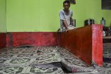 Warga menunjukkan kondisi rumah yang rusak akibat pergerakan tanah di Kampung Gunung Meudang, Kabupaten Tasikmalaya, Jawa Barat, Senin (12/10/2020). Sebanyak tiga rumah warga retak akibat pergerakan tanah dan warga terpaksa mengungsi dirumah saudaranya. ANTARA JABAR/Adeng Bustomi/agr