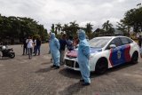 Petugas kesehatan rapid test para pendemo di DPRD Kepri