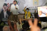 Calon Wali Kota Surabaya Machfud Arifin menyampaikan sambutan kepada warga kampung Granting, Surabaya, Jawa Timur, Senin (12/10/2020). Dalam kunjungannya di kampung itu Machfud Arifin menyampaikan program-program pembangunan kota sekaligus memperkenalkan dan mendekatkan dirinya sebagai calon Wali Kota Surabaya dari pasangan calon Wali Kota dan Wakil Wali Kota Surabaya dengan nomor urut 2. Antara Jatim/Didik/Zk