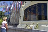 Wisatawan berdoa saat peringatan 18 tahun tragedi bom Bali di Monumen Bom Bali, Badung, Bali, Senin (12/10/2020). Sejumlah warga, wisatawan dan keluarga korban peristiwa yang menewaskan 202 orang tersebut mendatangi kawasan monumen itu untuk berdoa dan meletakkan karangan bunga meskipun kegiatan resmi dengan doa bersama, tabur bunga serta penyalaan lilin bersama yang biasanya diselenggarakan untuk memperingati peristiwa bom Bali tahun ini ditiadakan untuk mencegah penyebaran COVID-19. ANTARA FOTO/Fikri Yusuf/nym.