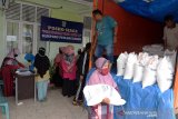 Sejumlah Keluarga Penerima Manfaat (KPM) antri memperoleh Bantuan Sosial Beras (BSB) saat penyaluran di Desa Peulanggahan, Kecamatan Kutaraja, Banda Aceh, Aceh, Senin (12/10/2020). Bantuan Sosial Beras (BSB) yang diluncurkan Kementerian Sosial itu ditargetkan sepuluh juta KPM yang besarnya ditetapkan sebanyak 15 kilogram perbulan selama tiga bulan guna membantu perekonomian masyarakat di tengah pandemi COVID-19. Antara Aceh/Ampelsa.