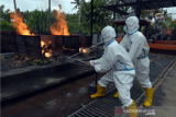 Petugas menggunakan pakaian hazmat dan alat pelindung diri saat melakukan proses kremasi jenazah pasien COVID-19 di Krematorium Sagraha Mandra Kantha Santhi, Desa Bebalang, Bangli, Bali, Sabtu (10/10/2020). Sejak bulan Mei hingga Oktober 2020 jenazah pasien COVID-19 di seluruh Bali sebagian besar dikremasi di krematorium tersebut sehingga tidak memerlukan lahan pemakaman. ANTARA FOTO/Nyoman Hendra Wibowo/wsj.