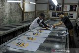Buruh kerja menyelesaikan produksi pakaian di sebuah perusahaan konveksi di Bandung, Jawa Barat, Senin (12/10/2020). Presiden Joko Widodo menyatakan, Upah Minimum Provinsi (UMP), Upah Minimum Kabupaten (UMK), dan Upah Minimum Sektoral Provinsi (UMSP), akan tetap ada meskipun UU Cipta Kerja telah disahkan oleh DPR. ANTARA JABAR/Raisan Al Farisi/agr