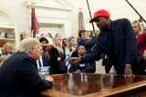 Rapper Kanye West rilis video kampanye pertama