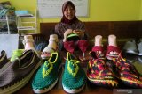 Perajin menyelesaikan pembuatan sepatu rajut di Kelurahan Rejomulyo, Kota Kediri, Jawa Timur, Selasa (13/10/2020). Sepatu rajut seharga Rp150 ribu hingga Rp300 ribu per pasang tergantung jenis dan ukuran tersebut dipasarkan secara daring. Antara Jatim/Prasetia Fauzani/zk