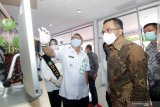 Wakil Ketua Komisi II DPR RI Muhammad Arwani Thomafi (kanan) meninjau Mall Pelayanan Publik di Banyuwangi, Jawa Timur, Selasa (13/10/2020). Pada  kunjungan kerja di Banyuwangi, Arwani meninjau pengurusan berbagai perizinan dokumen kependudukan yang dilayani dalam satu tempat. Antara Jatim/Budi Candra Setya/zk.