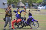 Atlet panahan disabilitas Indramayu melakukan latihan di lapangan GOR Singalodra, Indramayu, Jawa Barat, Selasa (13/10/2020). Latihan panahan atlet disabilitas untuk persiapan Peparnas Papua tersebut kembali dilakukan setelah beberapa bulan berhenti akibat terdampak pandemi COVID-19. ANTARA JABAR/Dedhez Anggara/agr